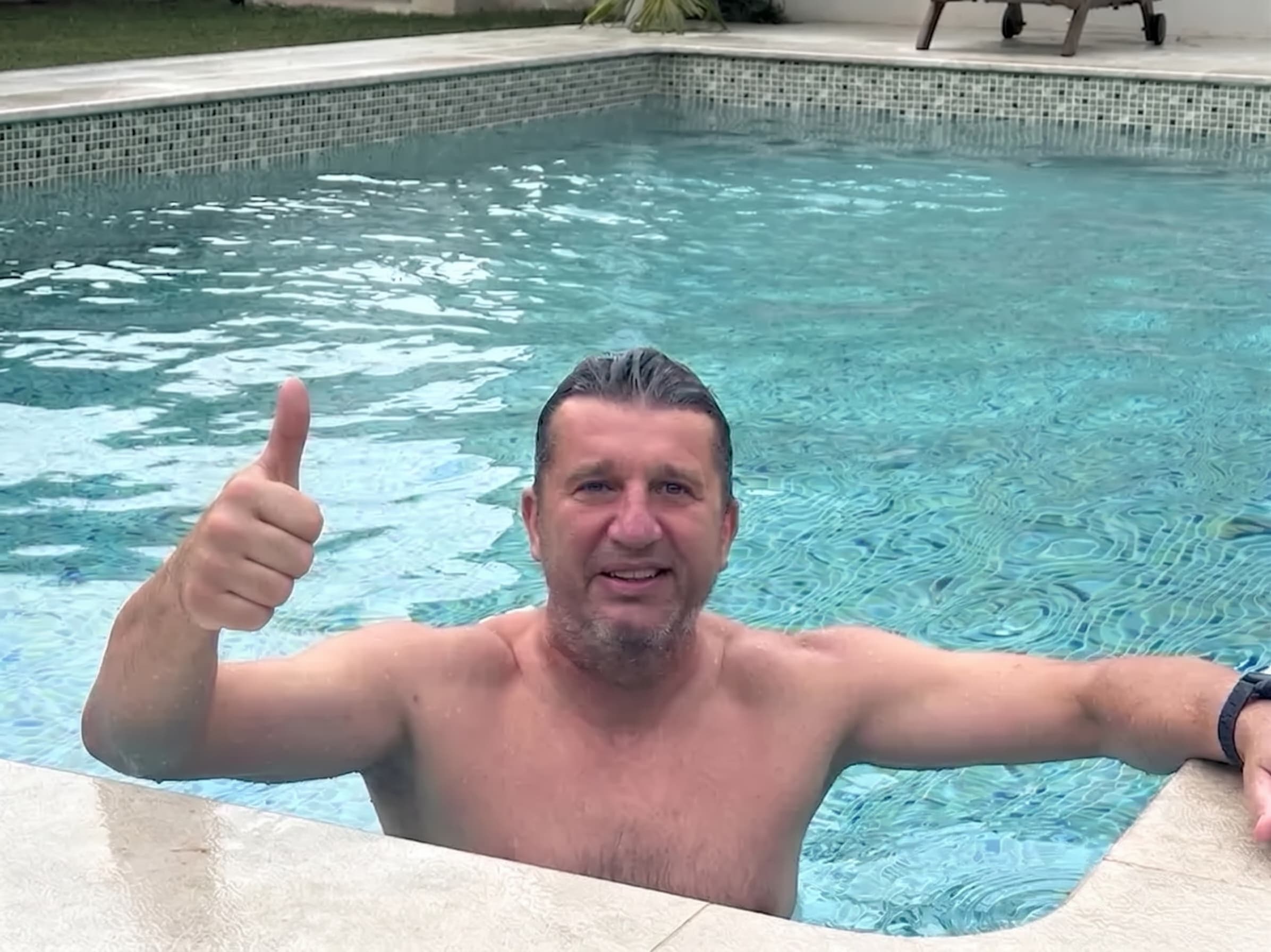 Sandi Petkovšek, nasmejan s palcem gor